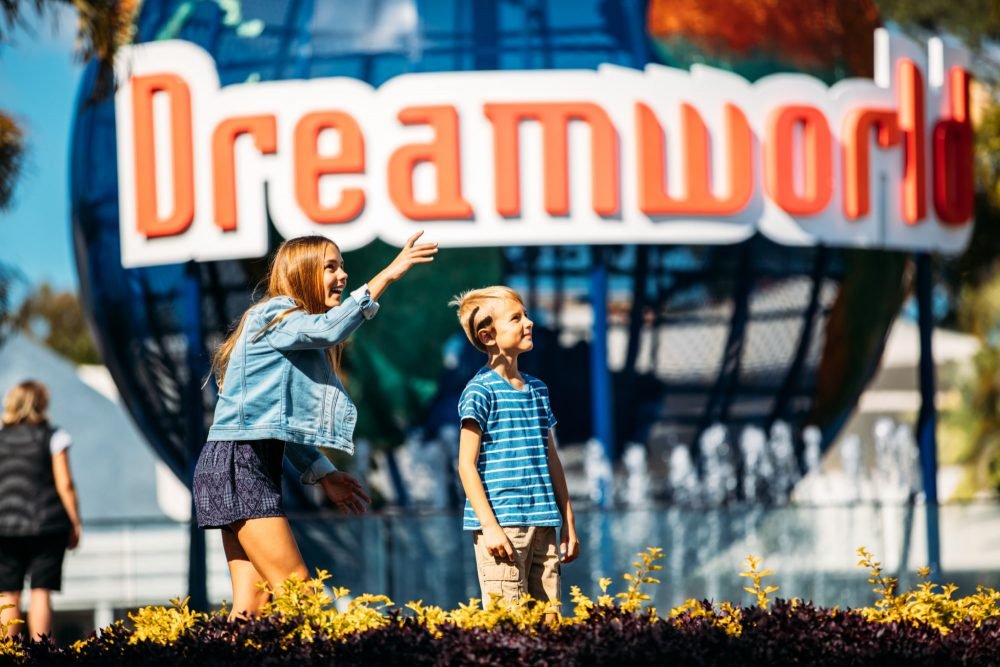 children-in-front-of-dreamworld-sign