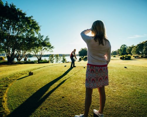 man-and-woman-playing-golf-at-the-links-hope-island-(2)