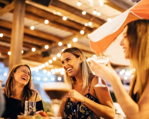 the-island-rooftop-restaurant-people-talking-and-drinking-cocktails-under-lights